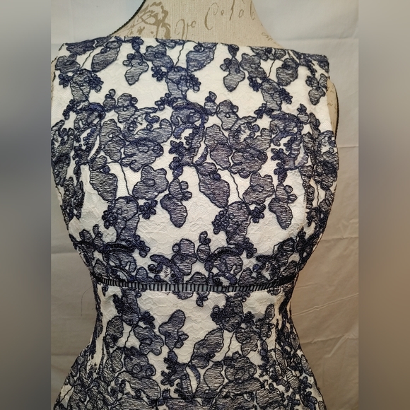 ELIZA J Navy Blue / White Embroidered Lace Formal Sleeveless Lined Dress Size 4P - Picture 2 of 14